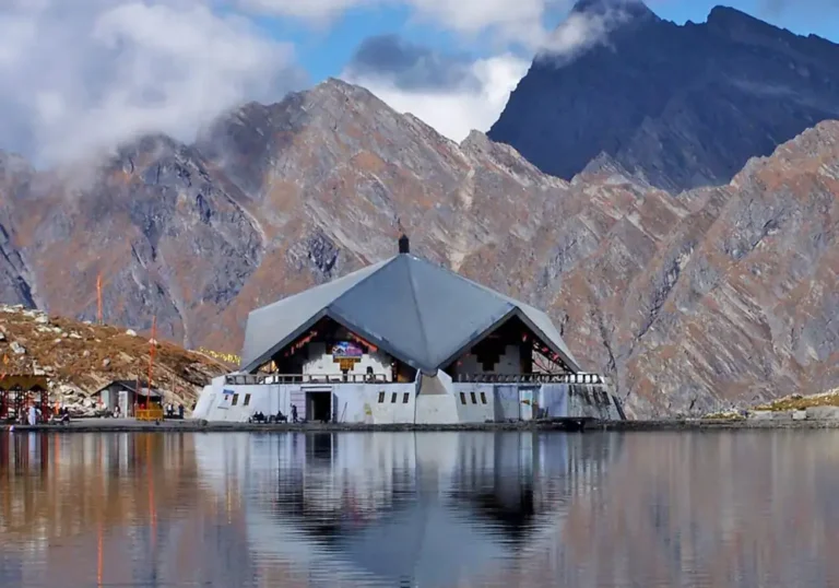 hemkund-sahib-lake-and-surrounding-himalayan-peaks