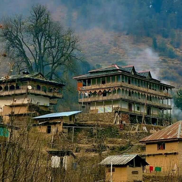 53d7e0ab-67e3-427a-bd11-9e4e20d5ba5c-Malana_Village_offers_spectacular_views_of_the_Himalayas_and_an_authentic_mountain_experience